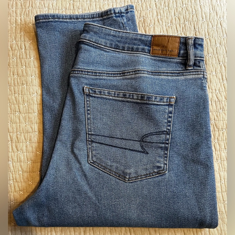 American Eagle Women’s Vintage Style Mom Jeans (size 16) High-Rise Straight Leg